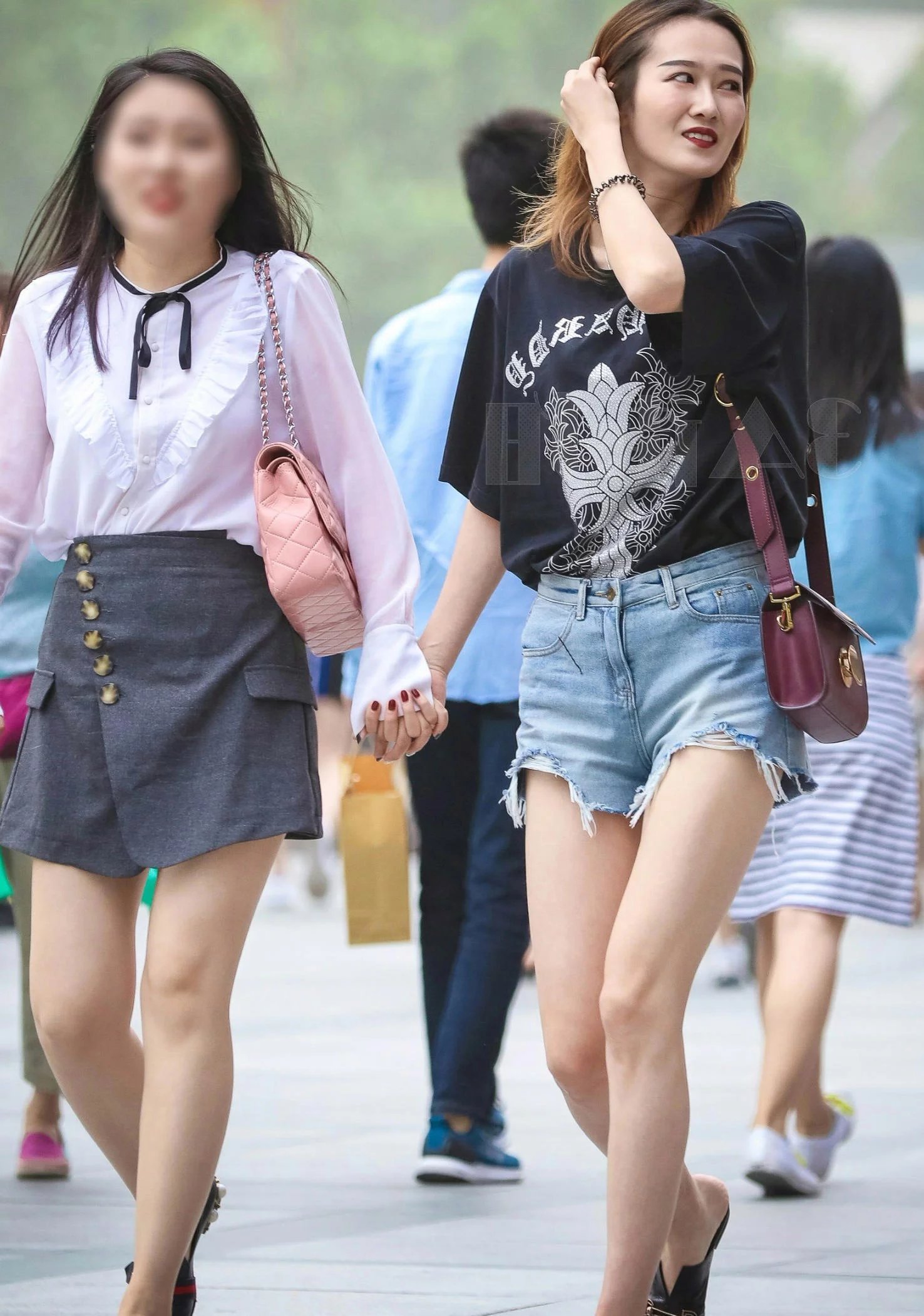 时尚小姐姐超短裤穿出新花样，凹凸有致的身材很有料