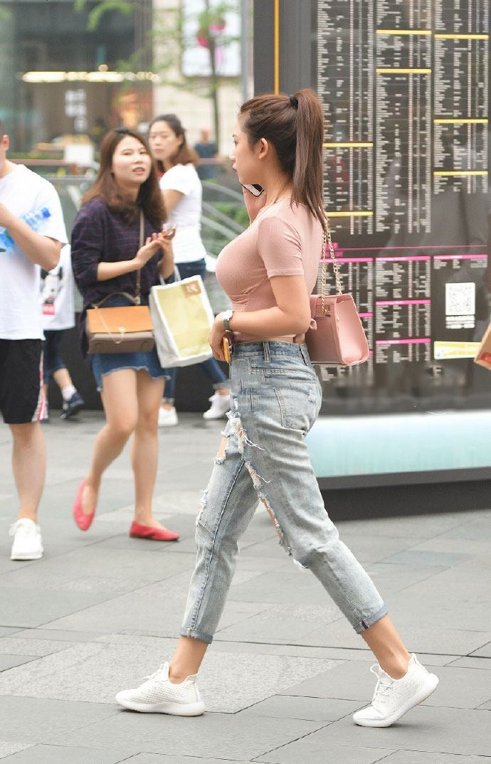 “乞丐”牛仔裤个性与时尚同步，搭一件粉色V领紧身衣，真是美！