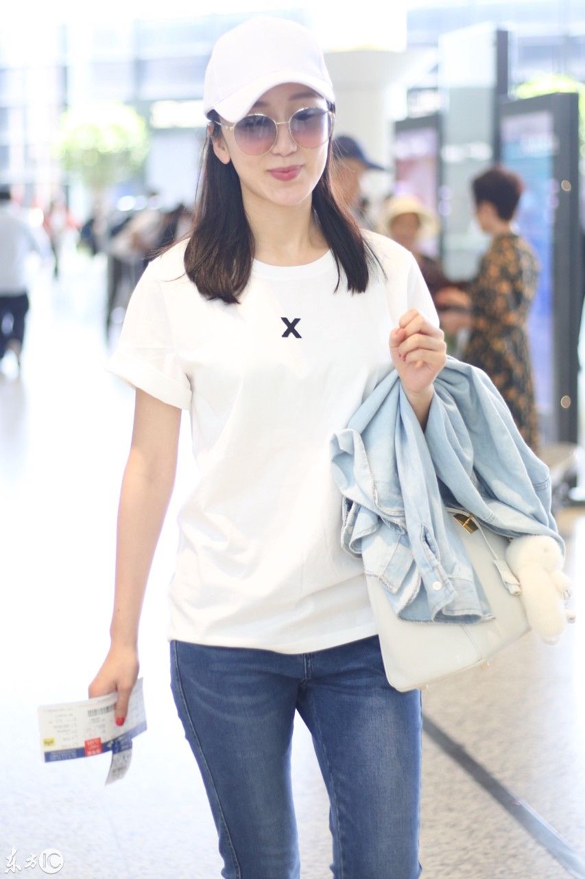 娄艺潇现身上海机场，腰长既视感 网友:原来没发现腿这么短!