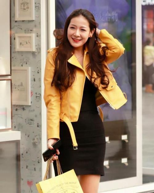  「气质」街拍：眉清目秀的美女，一条灰色的连衣裙，时尚优雅气质迷人