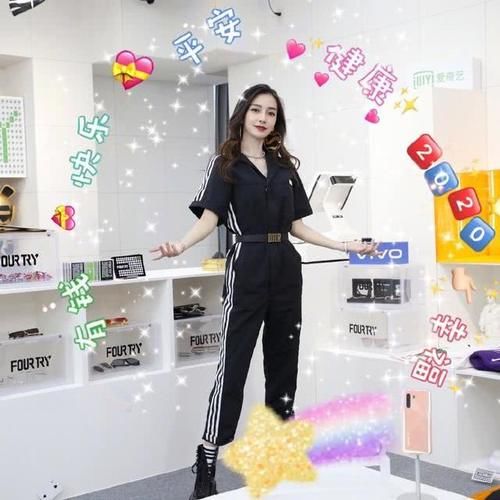 『杨颖』杨颖罕见独带娃！卫衣搭牛仔喇叭裤很青春，与3岁小海绵穿母子装