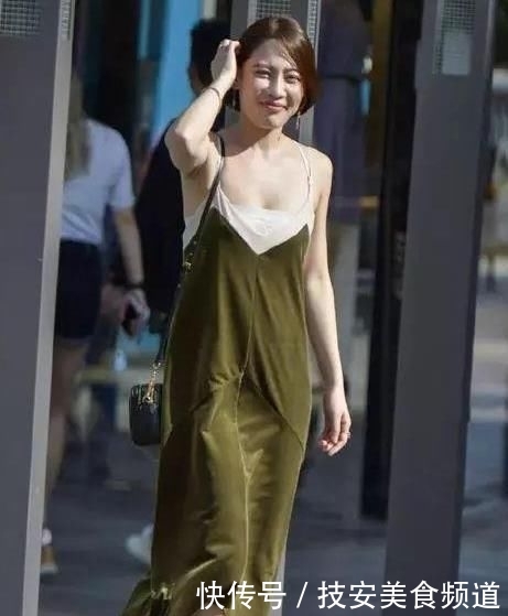  「连体」街拍：风风韵韵的美女，一件粉红色连体裤外搭白色开衫