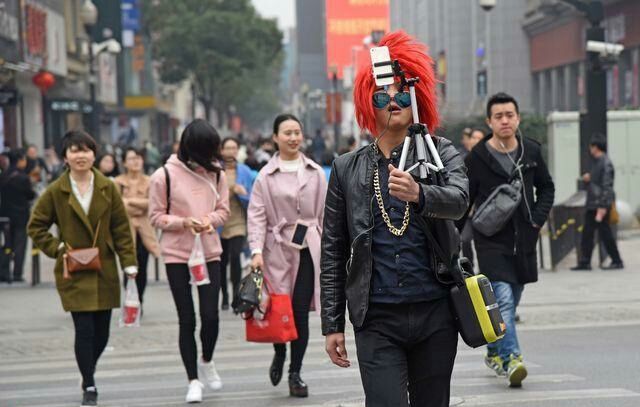 盘点男子奇葩着装潮到辣眼睛,躲在角落的我看得瑟瑟发抖