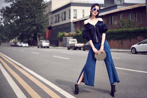 乔欣还真是潮流！露脐T恤配高腰牛仔裤，大长腿太惊艳了吧？