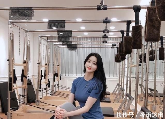  『美女』打底裤美女，展现出女性婀娜曼妙的体态