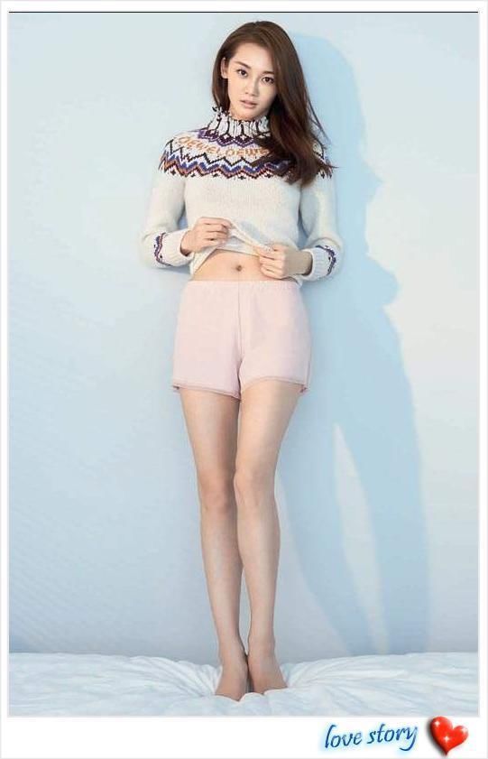 看到苗苗脚上的“无跟鞋”,真的很难受,网友:这要怎么走路?