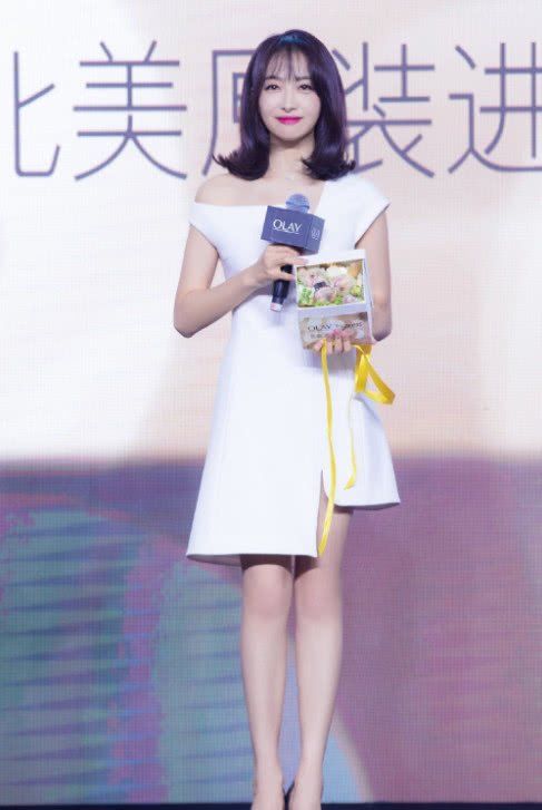 宋茜剪了短发如同整容，“折叠包”亮了，包包都可以当腰带了