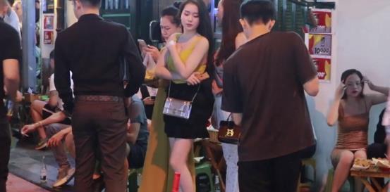 越南美女来中国旅游,刚到夜市就迷茫了:怎么和我们不一样?