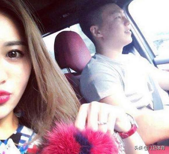 31岁老兵年薪1200万,拿过两个冠军,老婆1米78大长腿,幸福甜蜜!