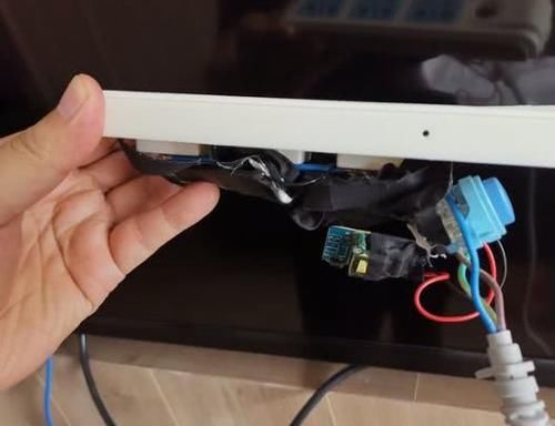 导游经常劝诫：进入酒店房间时，先打开手机摄像头这样做再开灯！