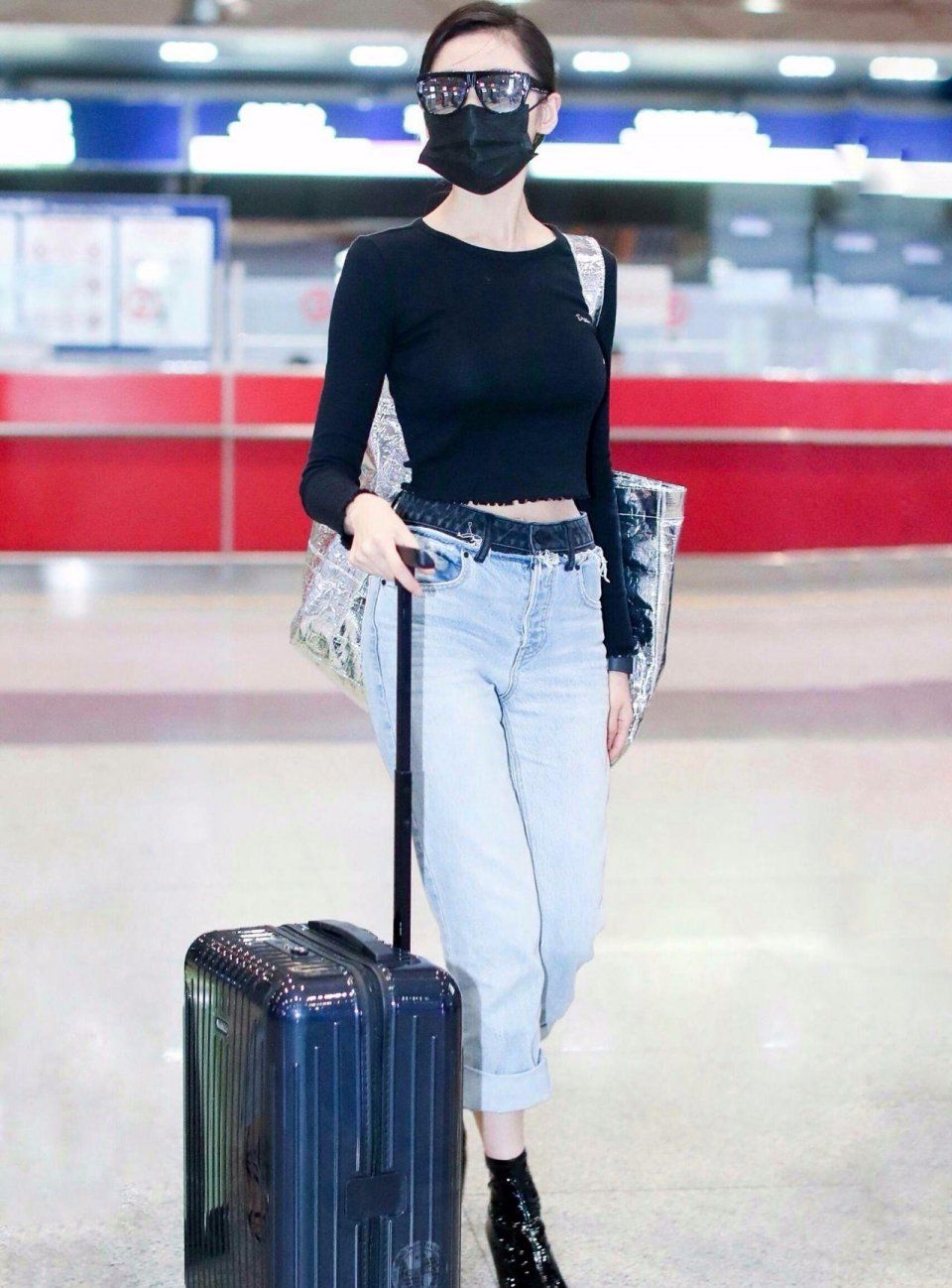 张天爱是要搞另类吗?大热天穿靴子就算了，还加长袜!