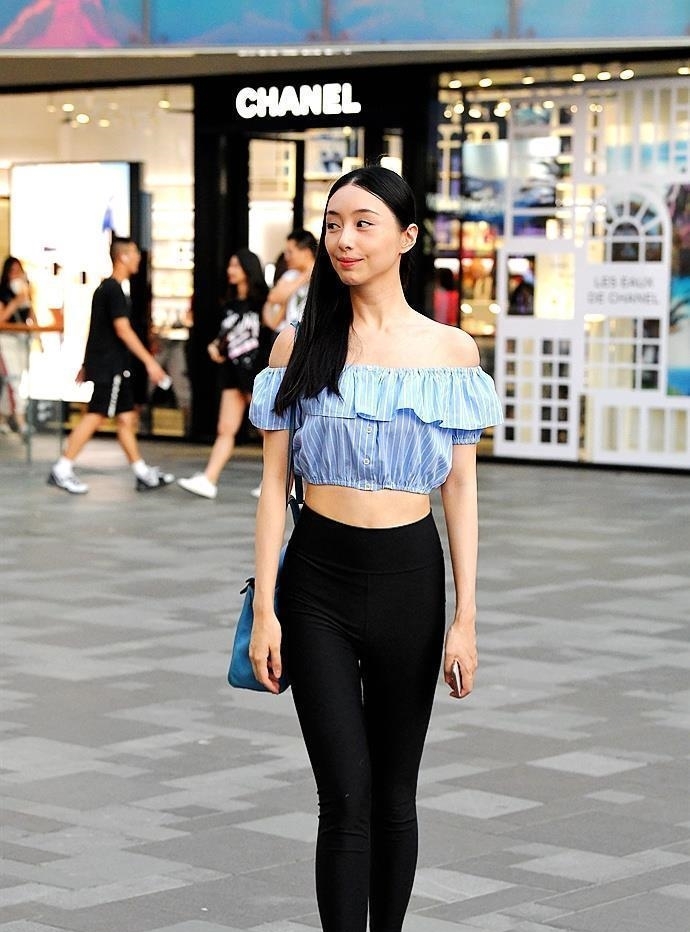 美女■街拍:穿出青春动感的瑜伽裤美女