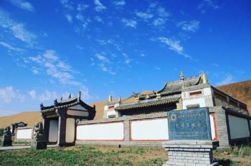 中国最“孤独”寺庙，屹立沙漠中200年，没网没电仅一人在坚守