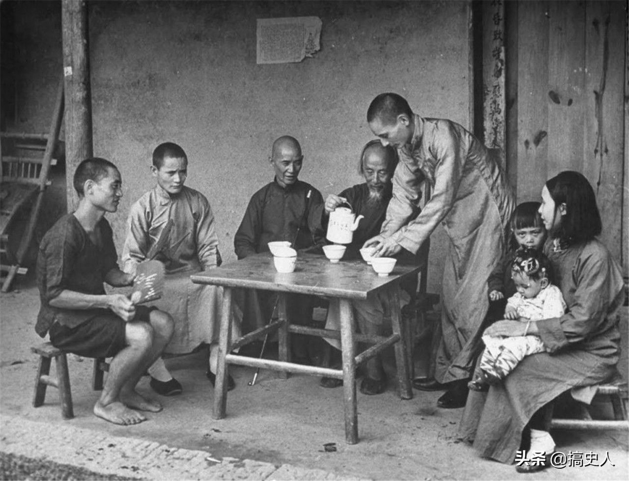 100年前农村:第1图农妇用土灶做饭，农民用白糖水招待客人