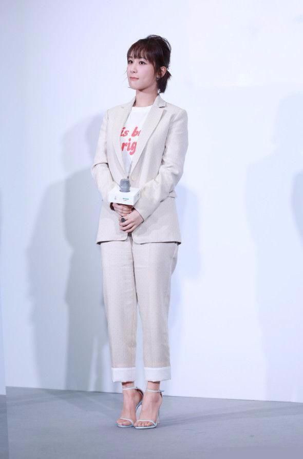 杨紫穿什么不好穿西装，真的显腿短！