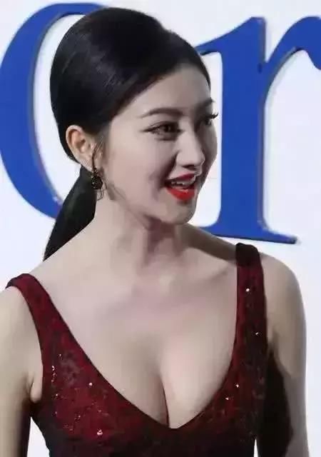 景甜出席活动！深V长裙再现大尺度，网友：傲人上围竟不输徐冬冬