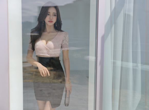 女神孙允珠，锦瑟晚樱潇雨柔花水韵半袖裙