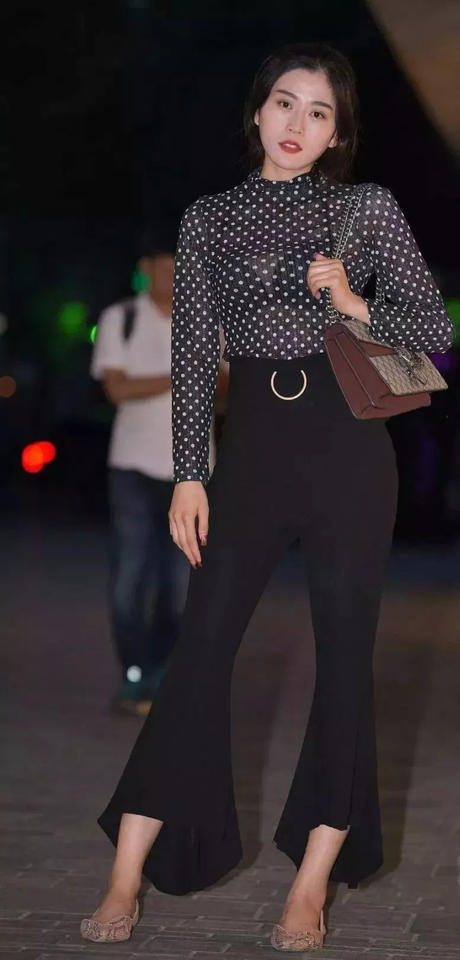 斑点薄纱上衣搭配阔腿喇叭裤，曼妙身材一览无遗