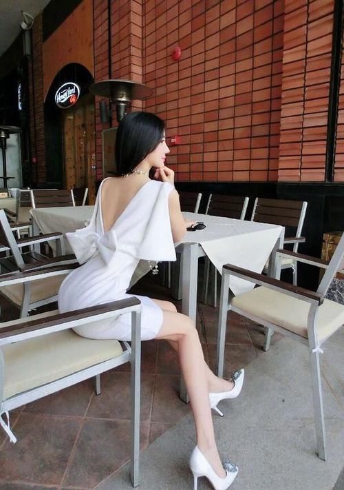 如花美女白皙长腿真迷人，高跟鞋搭配短裙最是娇艳！