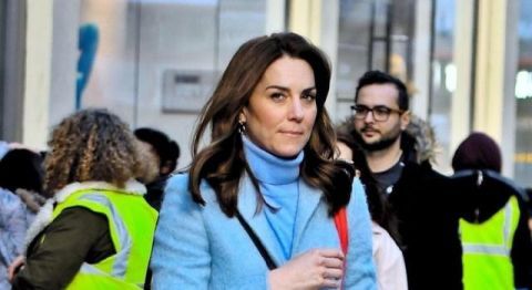 【 威斯敏斯特大教堂】这个举动却让人捏了把冷汗，凯特孔雀蓝礼服白金汉宫主场容光焕发