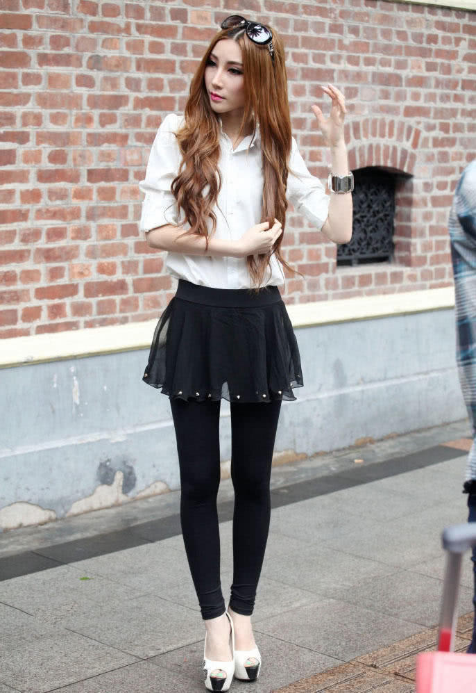 气质小姐姐短裙搭配黑色打底裤显高挑身材，瘦成纸片的身材诱惑力