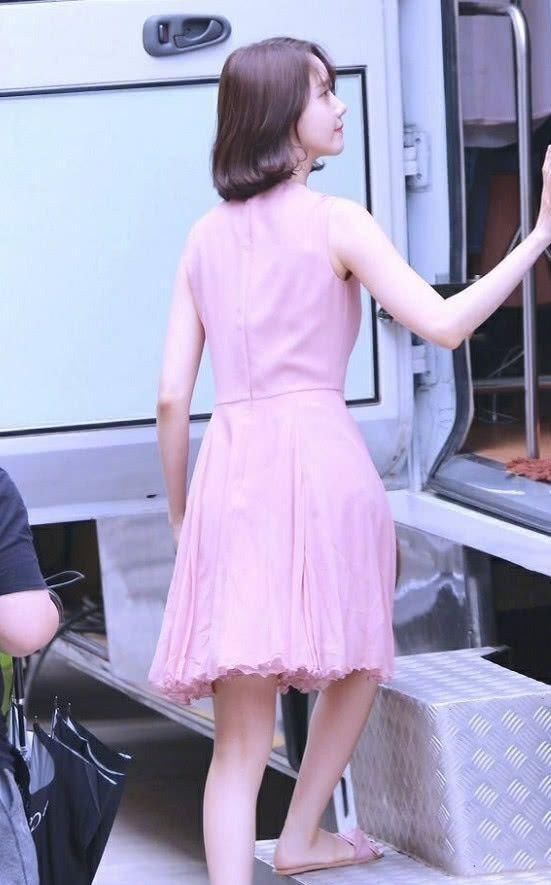 林允儿的“木屐鞋”绝了!只包得住脚趾,这么小的鞋子走路不掉?