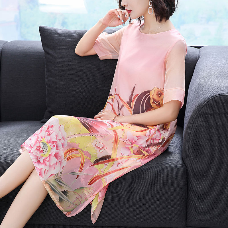 四五十妈妈别老穿套装，三伏天穿时髦真丝连衣裙，美的不像中年人