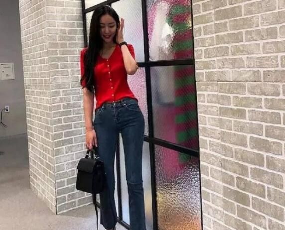 牛仔裤在视觉上拉长身材，凸显纤瘦的身段，让美女更加自信