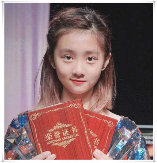  『不买账』黄磊女儿多多化妆貌美像精灵，网友却不买账：太早接触社会