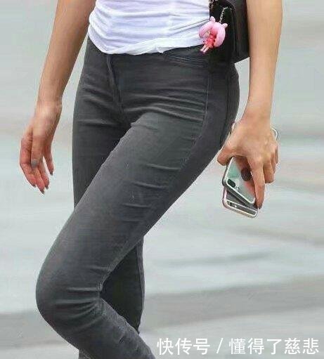 紧身打底裤小姐姐，让丰腴的身材，显得凹凸有致！