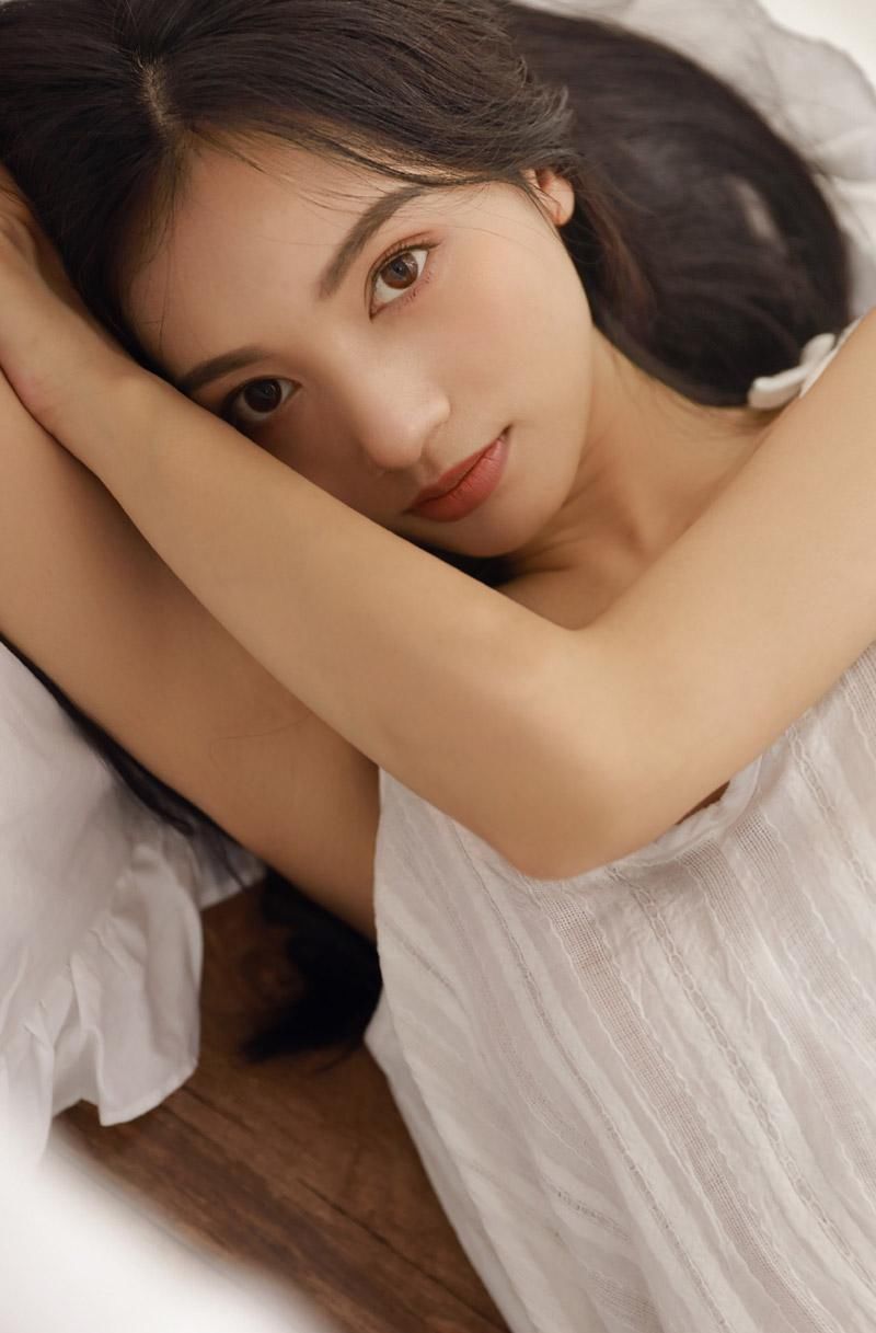 吊带裙美女性感慵懒床上写真图片