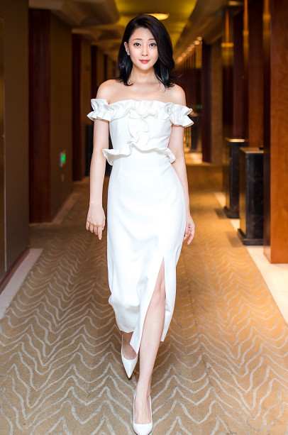 37岁殷桃虽然有点微胖，却体态丰腴韵味十足，一席深V开到不能再