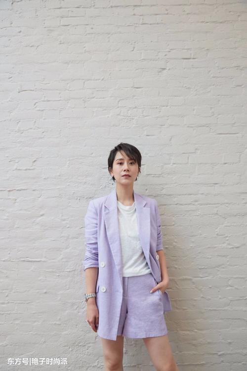 40岁海清真会保养，超短裤秀美腿，网友：真细，裤腿能塞两条腿