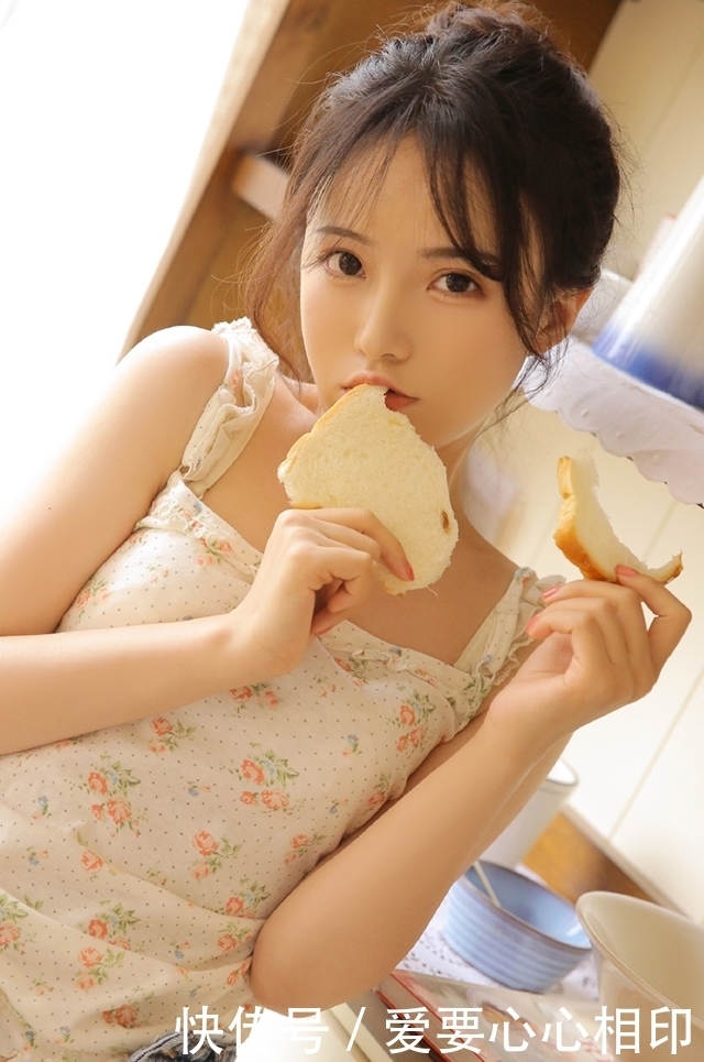  #牛仔裤#紧身牛仔裤美女吊带香肩嘟嘴卖萌图片