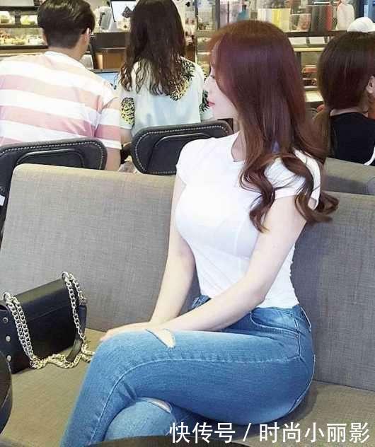 紧身裤简单又不失甜美气息,让整个下半身看起来更为的利落!