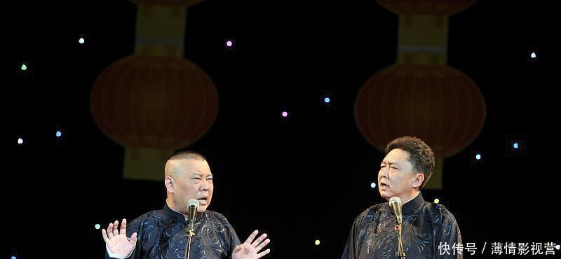 「摆张」看德云社相声,为何捧哏前面永远摆张桌子这里面学问你不懂