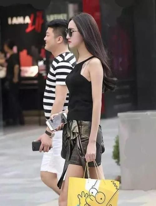  「气质」街拍：亭亭玉立的美女，一件砖红色大衣配休闲牛仔裤，时尚气质