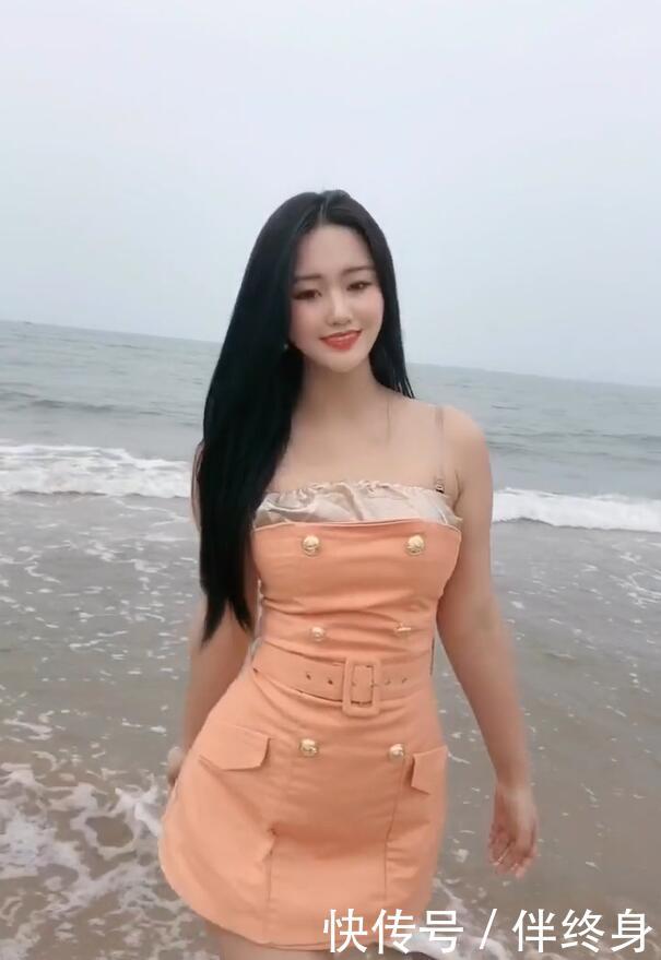 【 在海边】简单又好看的短裙，穿出了干净清纯的味道，街拍小姐姐