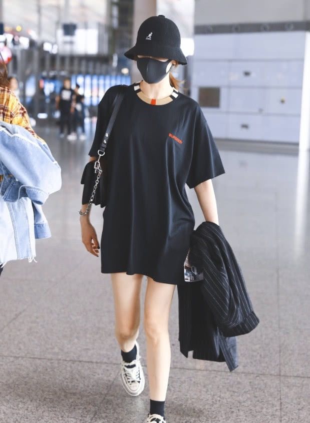 『出了纤细』原来热巴也有不完美的时候，直接穿T恤走机场，双腿的膝盖很显弯