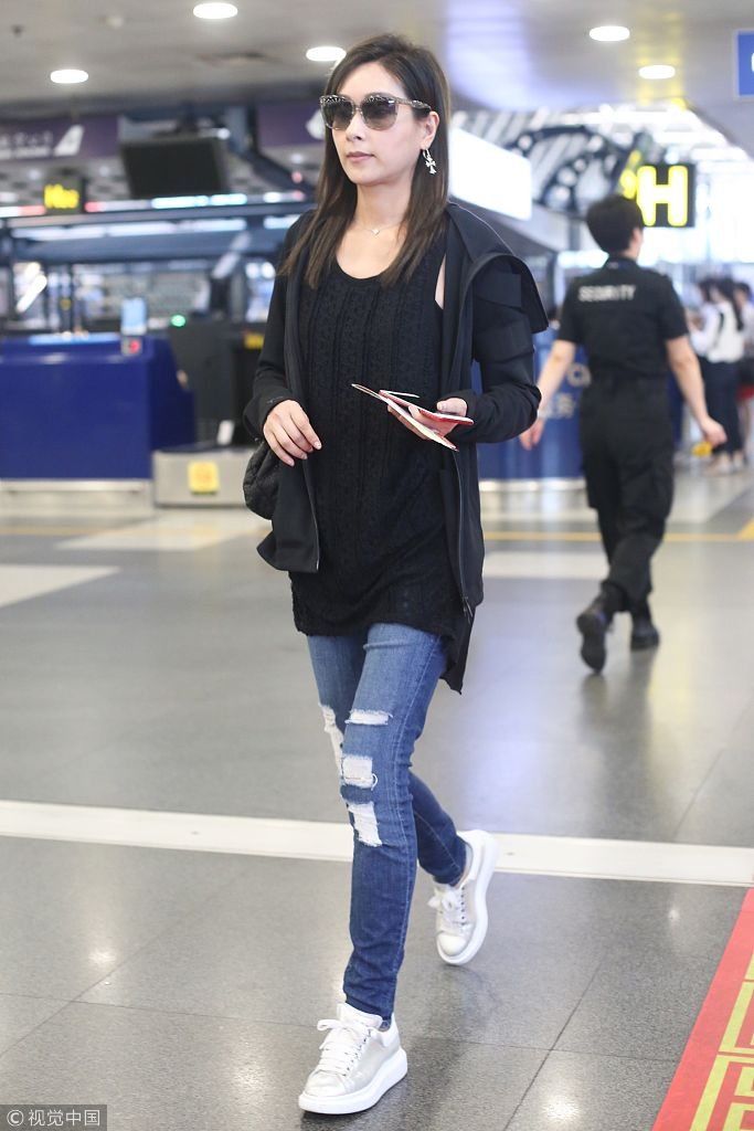 44岁杨恭如黑超遮面星范儿十足  一路大步流星手撩“黑长直”气质