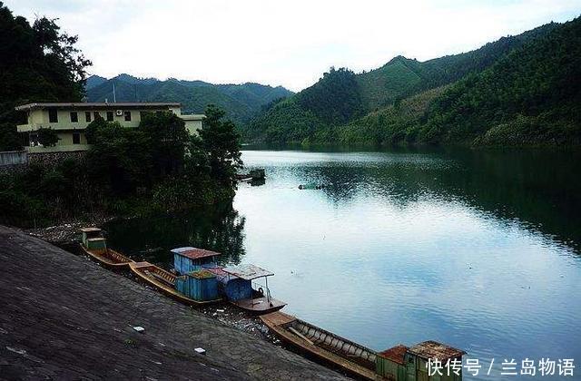 男子划船在湖里游玩，发现一个小岛，踩了踩，庆幸自己没有跳上去