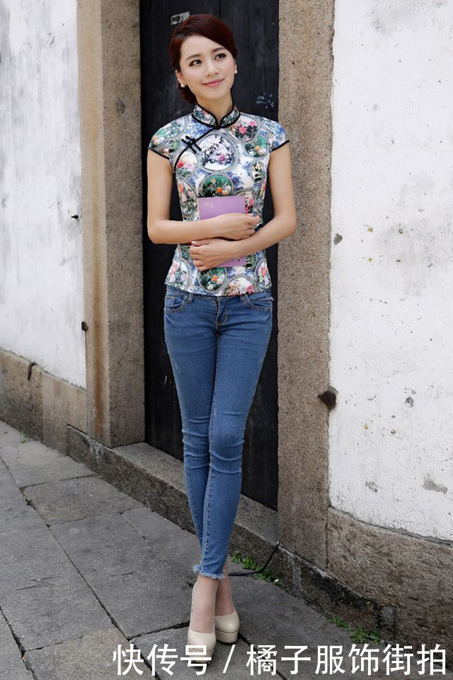 秀丽端庄的牛仔裤美女，给人一种很优雅的美感！