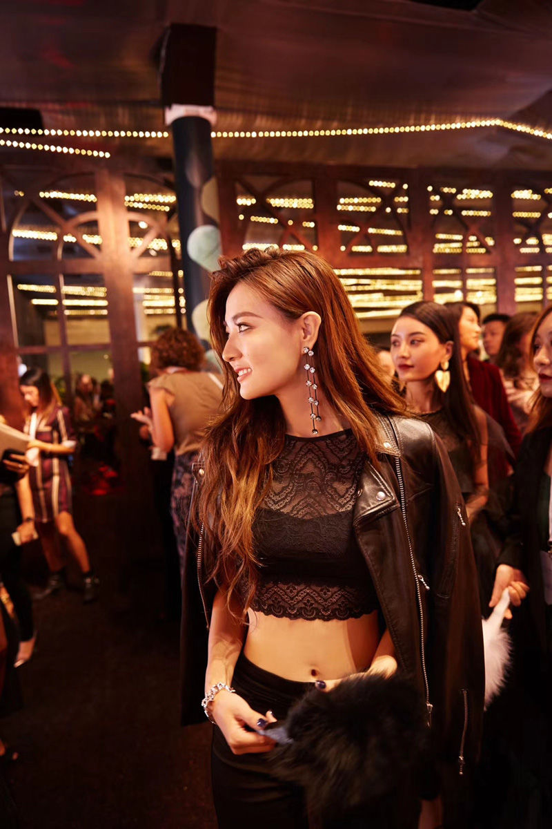 徐璐性感露脐装活动照图集，时尚靓丽，性感迷人!