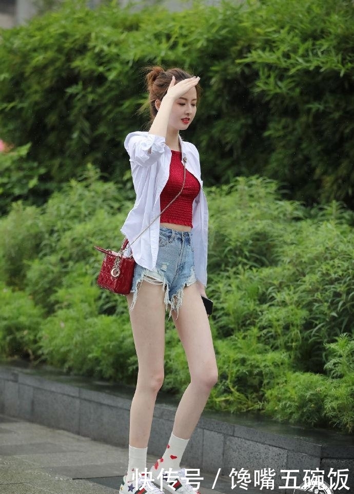 「 举止」举止优雅的热裤小姐姐, 有人为她挡雨吗,街拍