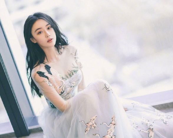 同样是穿裙子,范冰冰张馨予差距太大,一个性感迷人一个土到掉渣