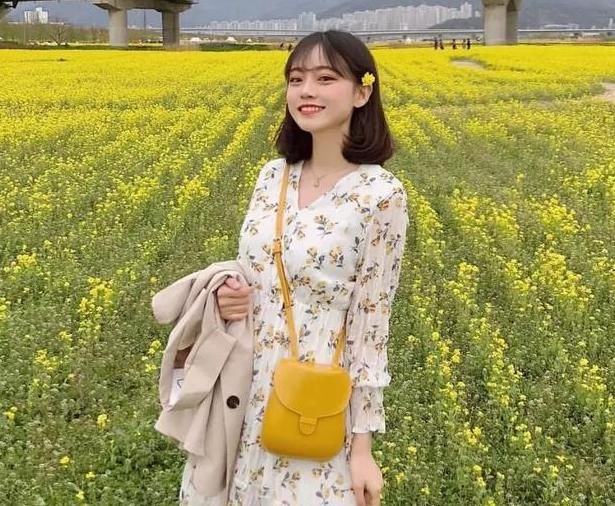  『女人』连衣裙这样穿气质满分，显高显瘦女人味十足，别只知道穿裤子了