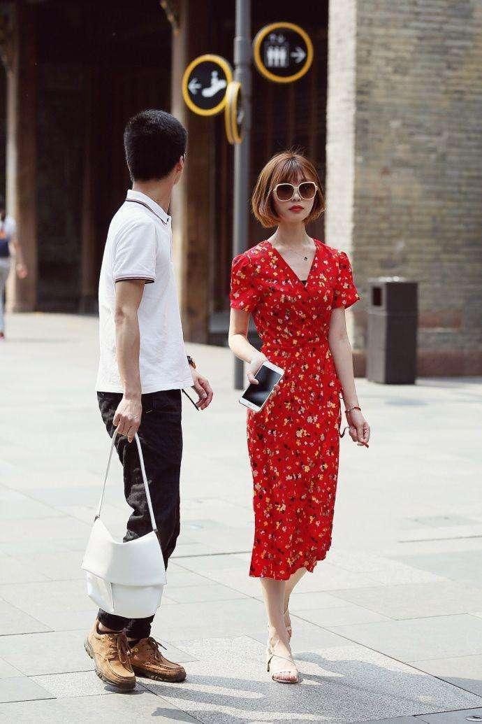 美女穿着性感的粉色连衣裙，直接显示出完美性感的身材!