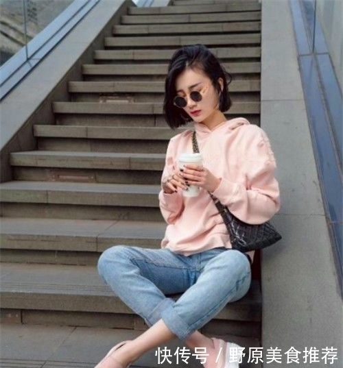 #简洁#街拍:齐肩短发的小美女,白色长裙配黑色高跟鞋,简洁又素雅