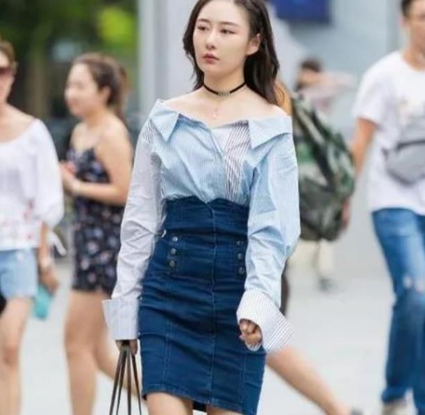  『红色』街拍:如花似玉的美女,一条玫红色的露肩连衣裙,时尚完美好身姿