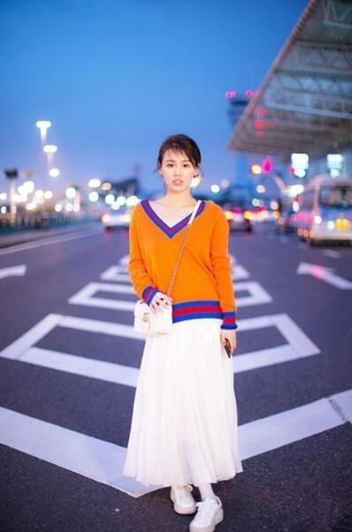 马思纯性感衣着大秀事业线，这身紧身裙从侧面看太撩人了